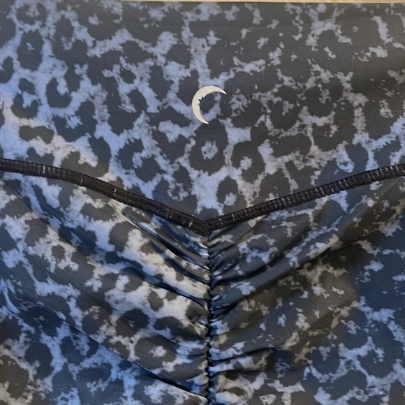 Zyia Active Stone Leopard Scrunchy Light & Luxe Leggings EUC - Picture 5 of 5